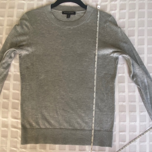 Banana Republic Grey Sweater - Picture 6 of 7
